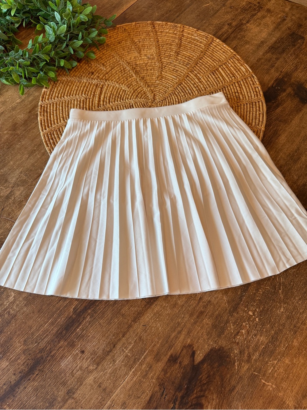 New H&M Women’s Cream Pleated Mini Skirt